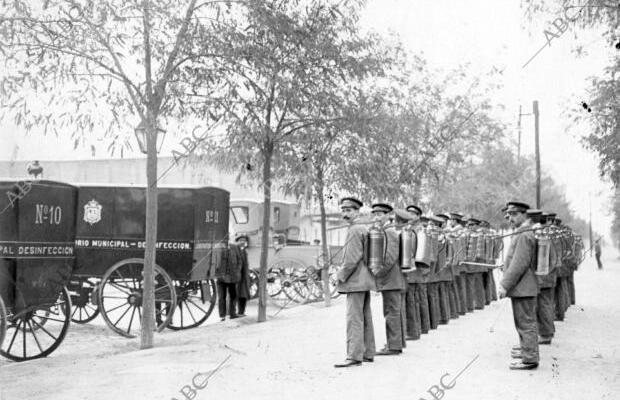 Personal y material del servicio de desinfección del ayuntamiento de Madrid para combatir la «Gripe española», en noviembre de 1918